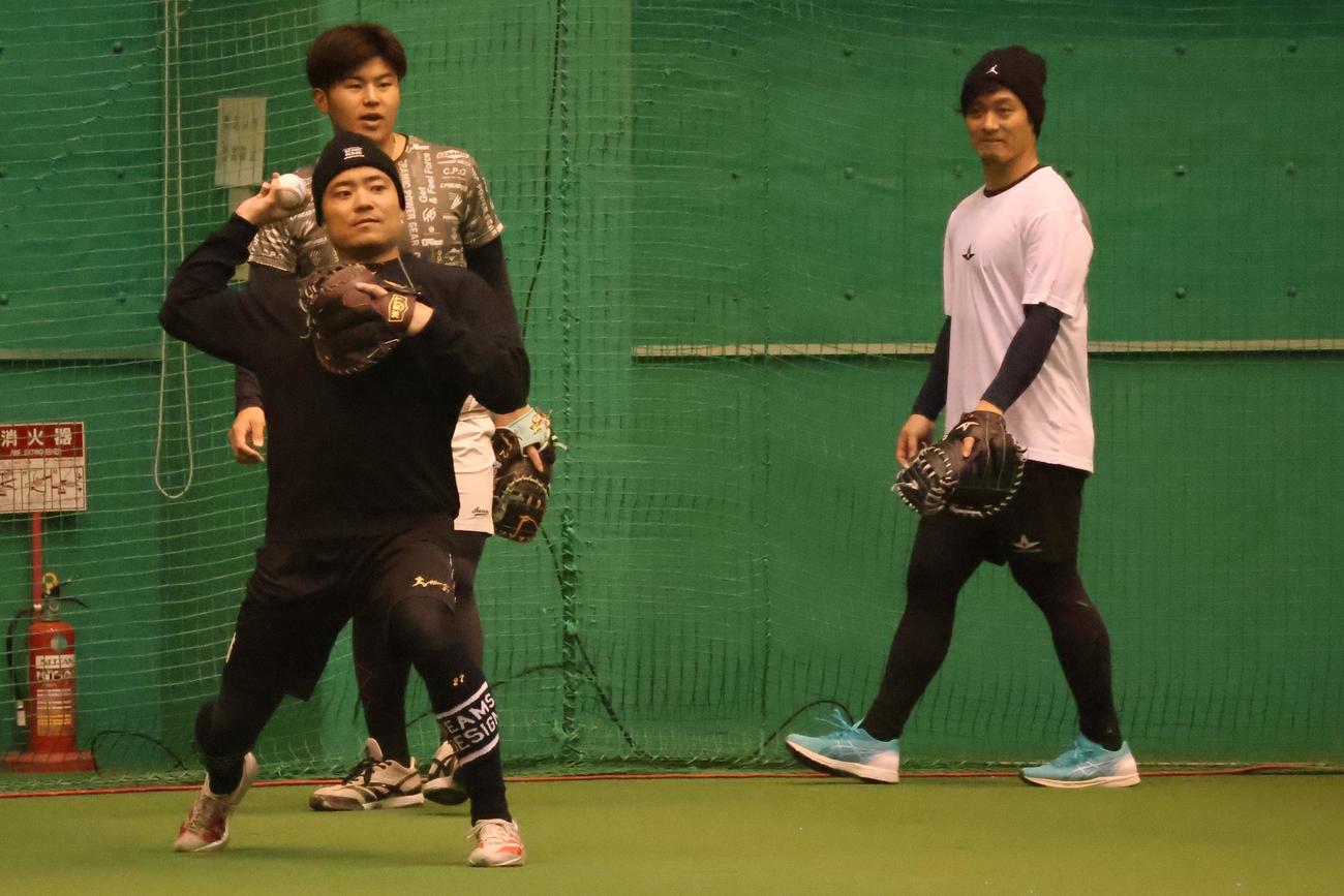 阪神坂本、ロッテ松川が見ている中でノックを受けるヤクルト中村悠（撮影・塚本光）