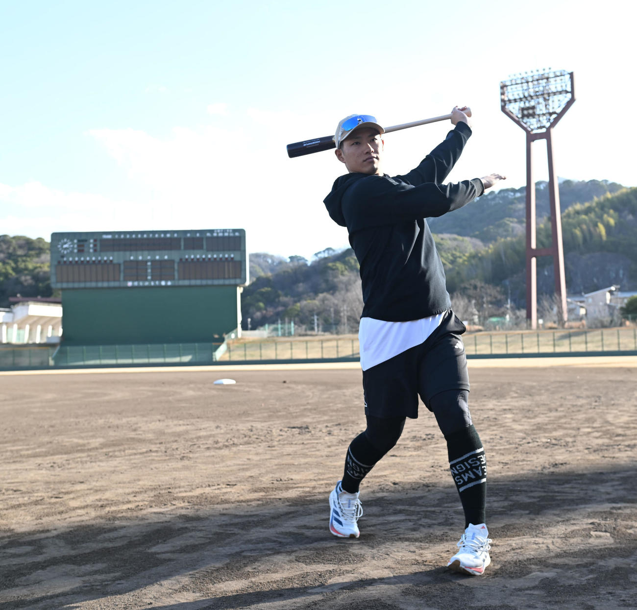 自主トレを公開し素振りする広島中村（撮影・和賀正仁）