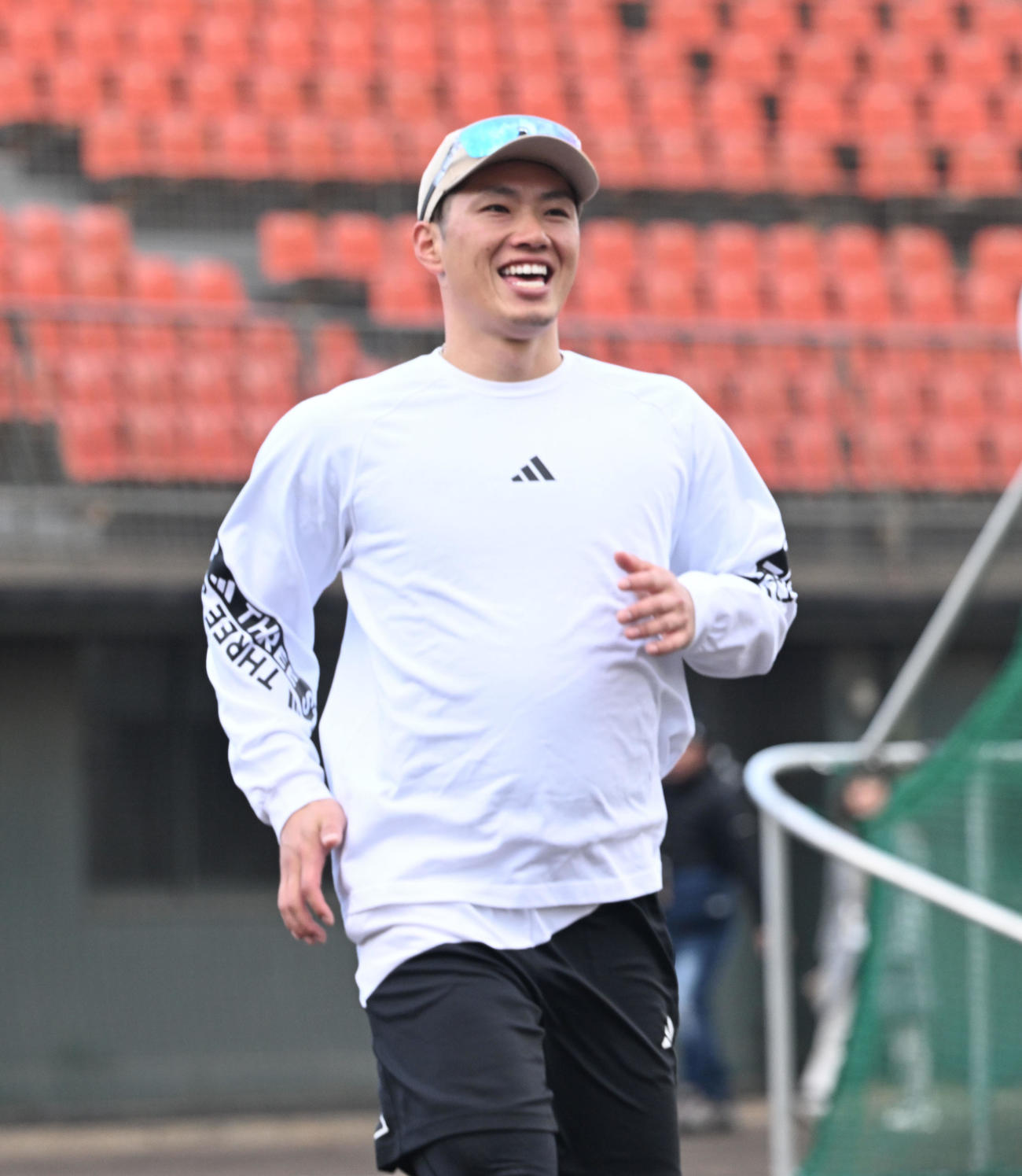 笑顔で自主トレを行う広島中村（撮影・和賀正仁）