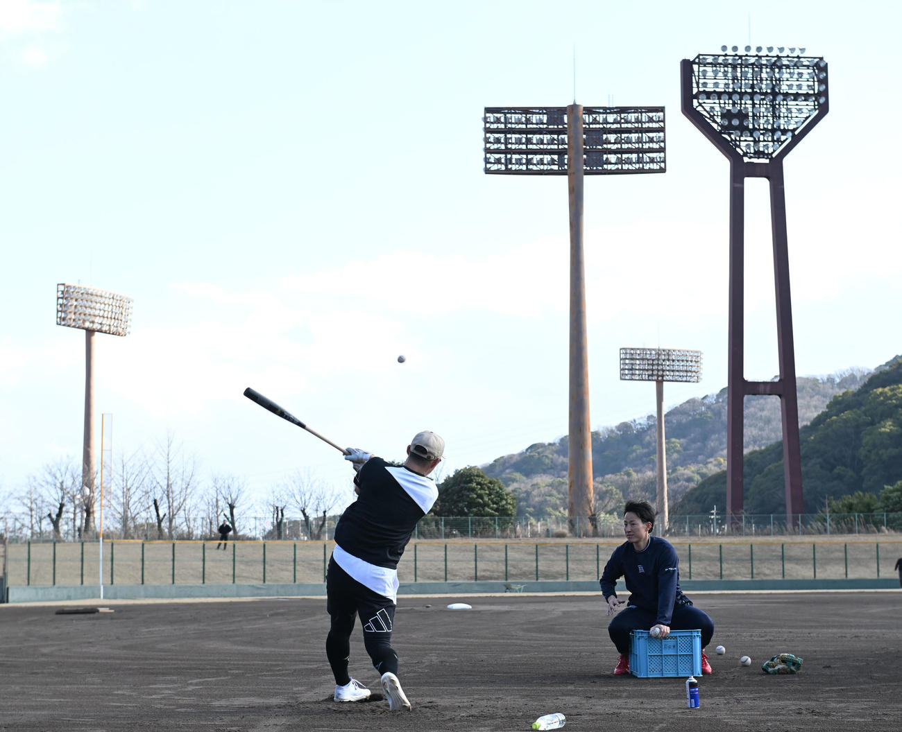 自主トレを公開し、ロングティーを行う広島中村（撮影・和賀正仁）
