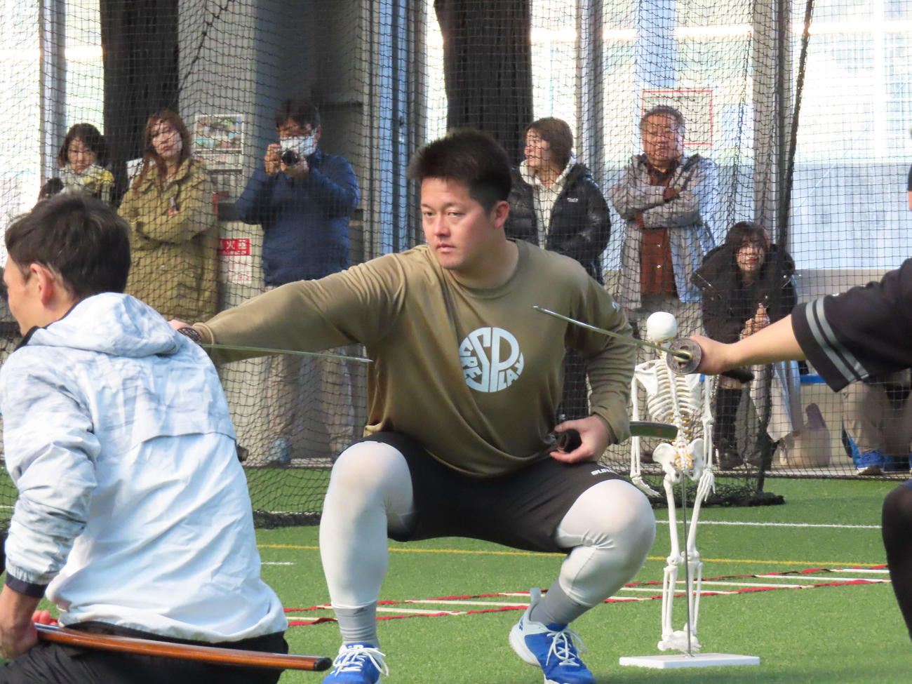 2026年1月12日、自主トレを公開し、模造刀を使用したトレーニングを行うDeNA牧