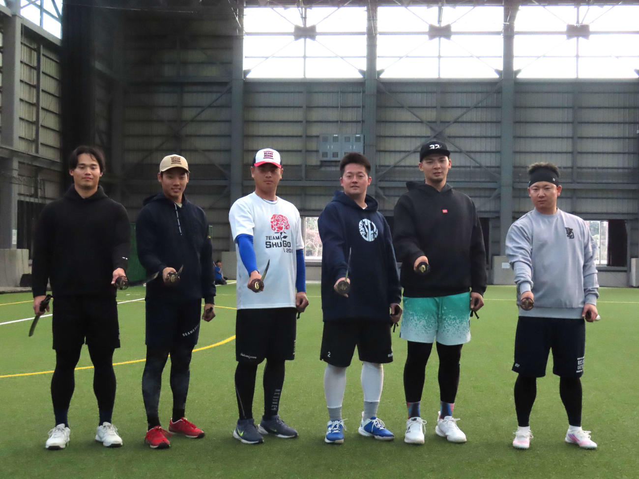 自主トレを公開し、今年初の取り組みとして「模造刀」を使用したトレーニングを行った、左からDeNA加藤、田内、高見沢、牧、ロッテ井上、西武古賀悠（2026年1月12日撮影）