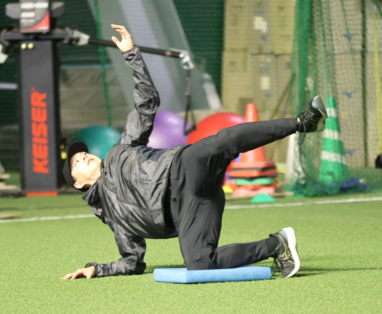 体幹トレーニングを行うソフトバンク大関（撮影・梅根麻紀）