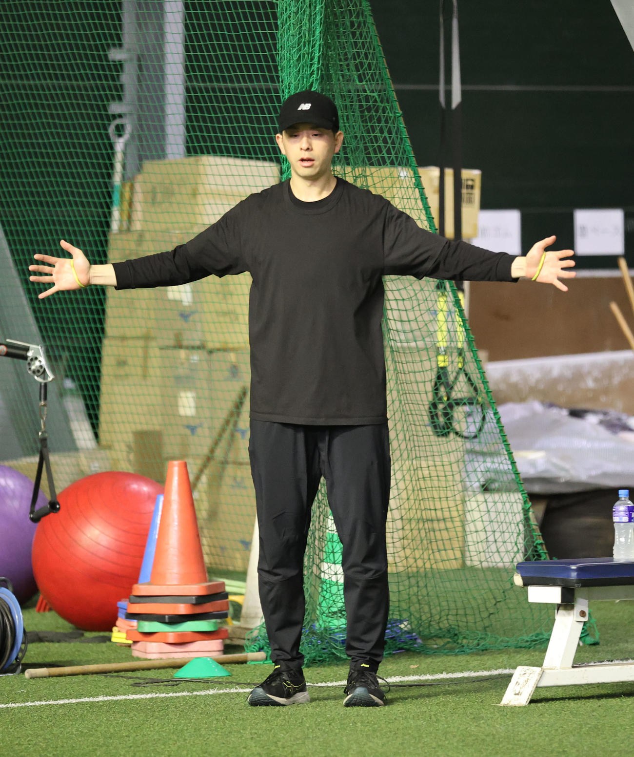 丁寧に体幹トレーニングを行うソフトバンク大関（撮影・梅根麻紀）