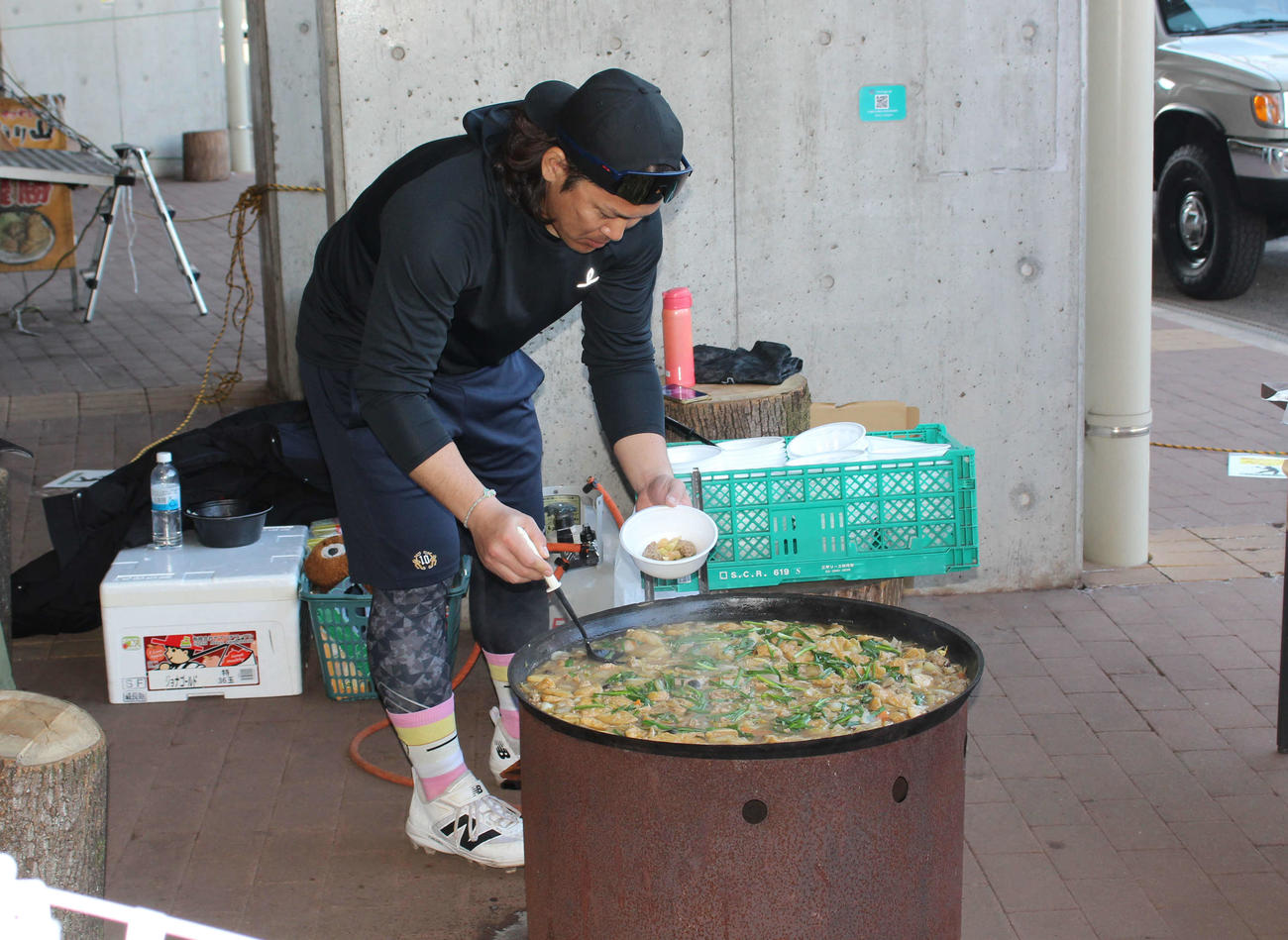 ファンや報道陣にちゃんこを振る舞う巨人甲斐