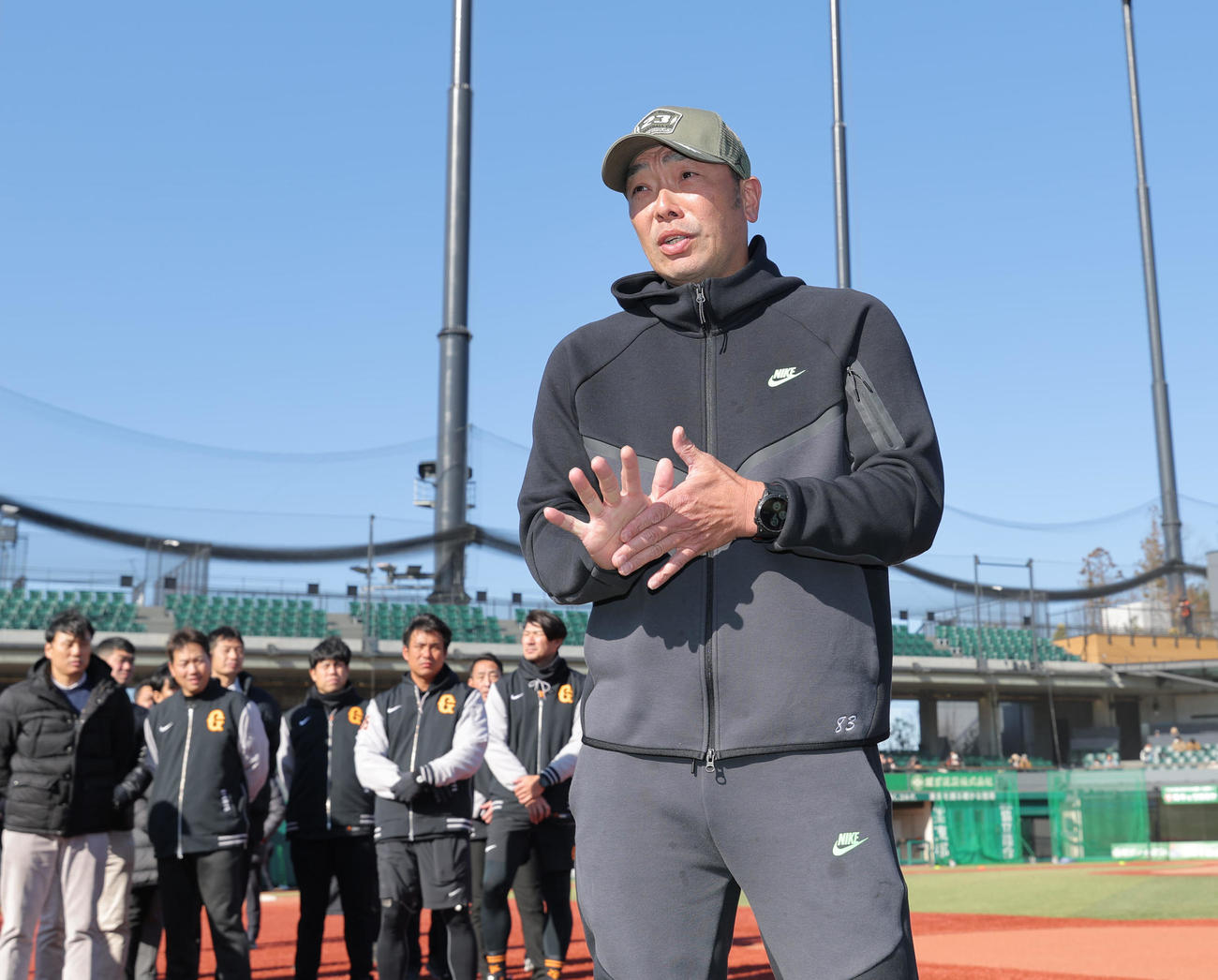 巨人新人合同自主トレ開始前、選手たちに訓示する阿部監督