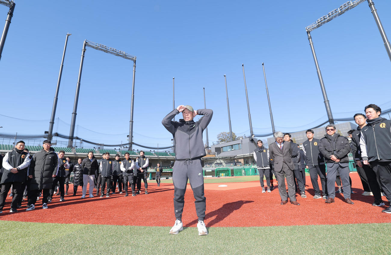 巨人新人合同自主トレ開始前、選手たちに訓示する阿部監督（中央）