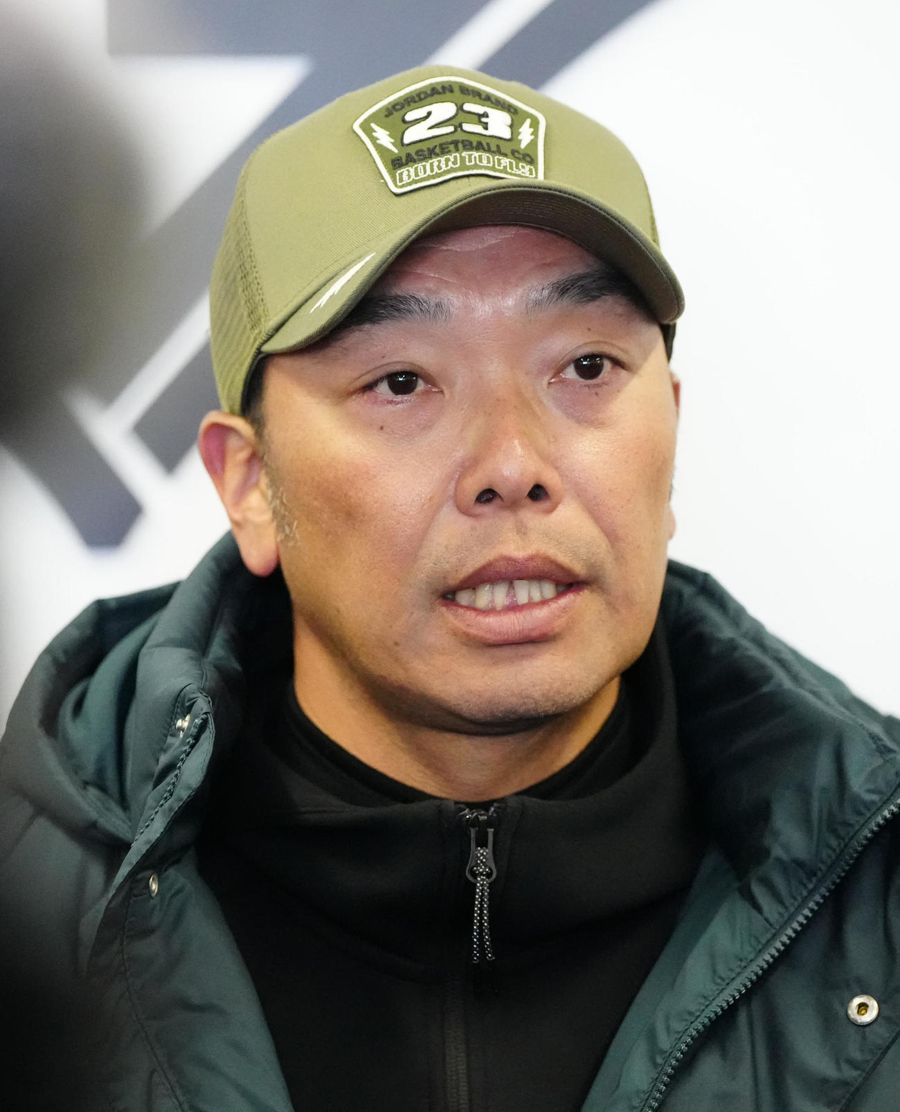 巨人新人合同自主トレを視察し、取材に応じる阿部監督（撮影・江口和貴）