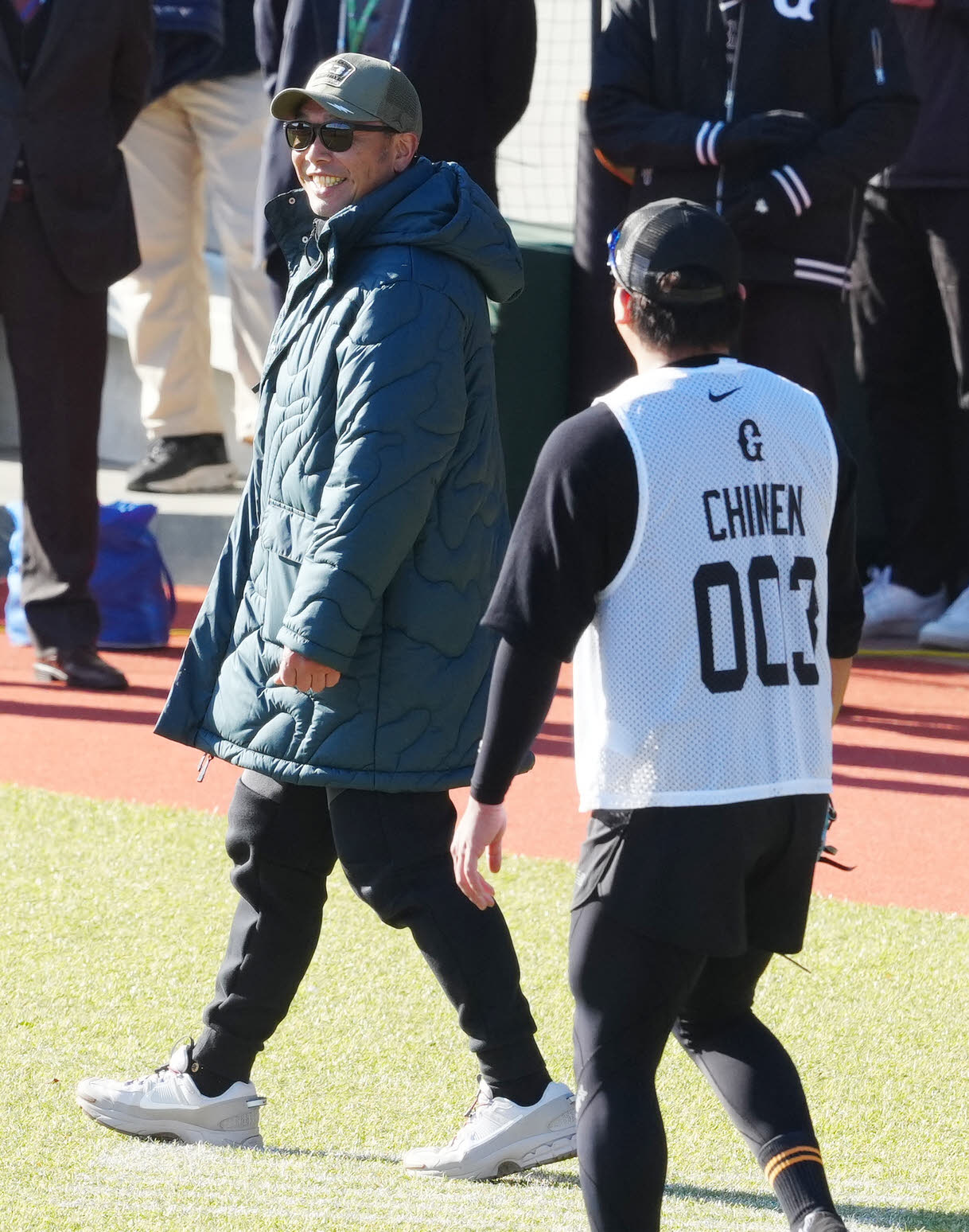 巨人新人合同自主トレで育成5位の知念（右）に声をかけた阿部監督（撮影・江口和貴）