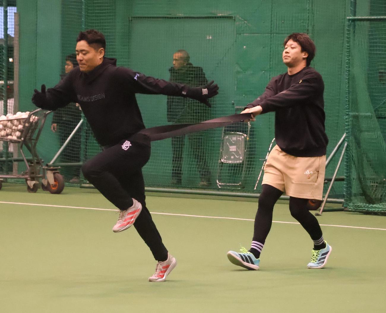 ヤクルト山田に引っ張られながらトレーニングをする中村悠（撮影・塚本光）