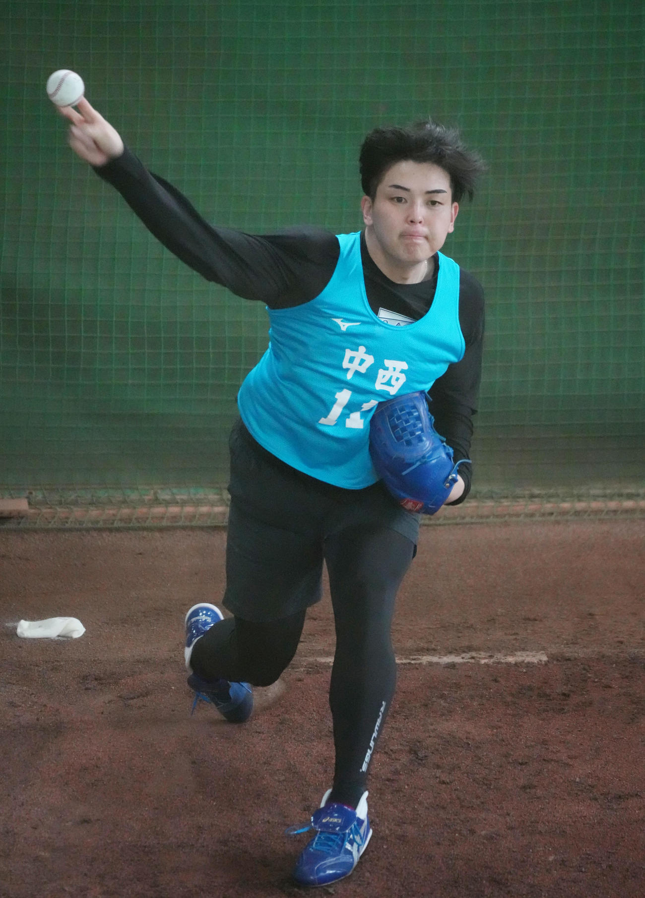 ブルペンに入り投球練習をする中日中西（撮影・森本幸一）