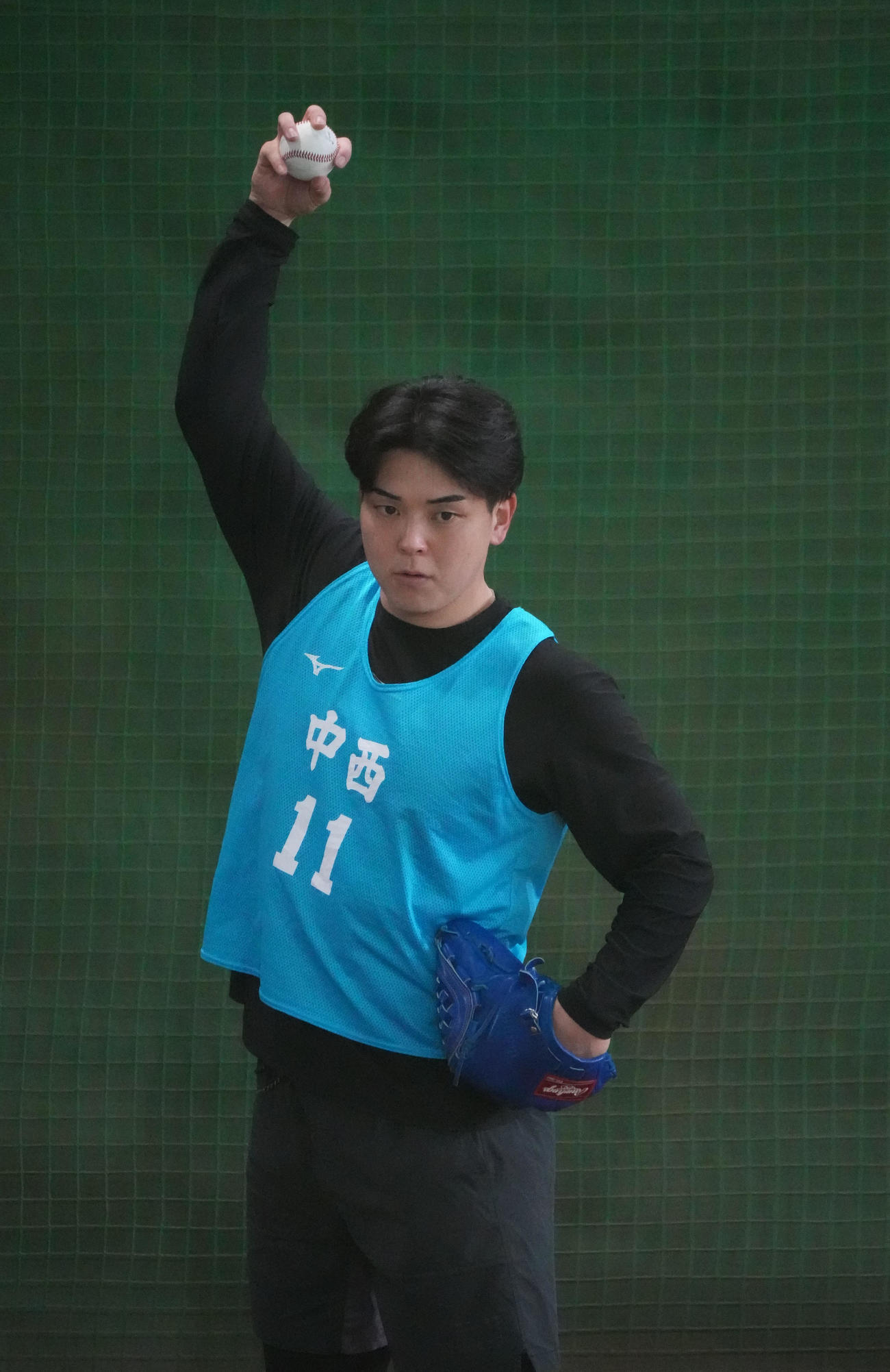 ブルペンに入り投球練習をする中日中西（撮影・森本幸一）