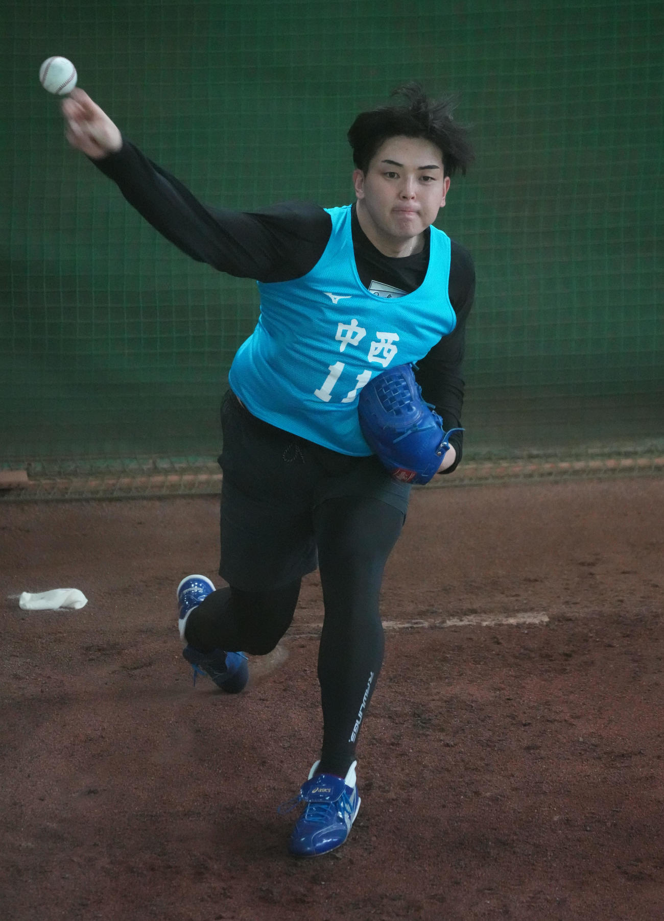 ブルペンに入り投球練習をする中日中西（撮影・森本幸一）