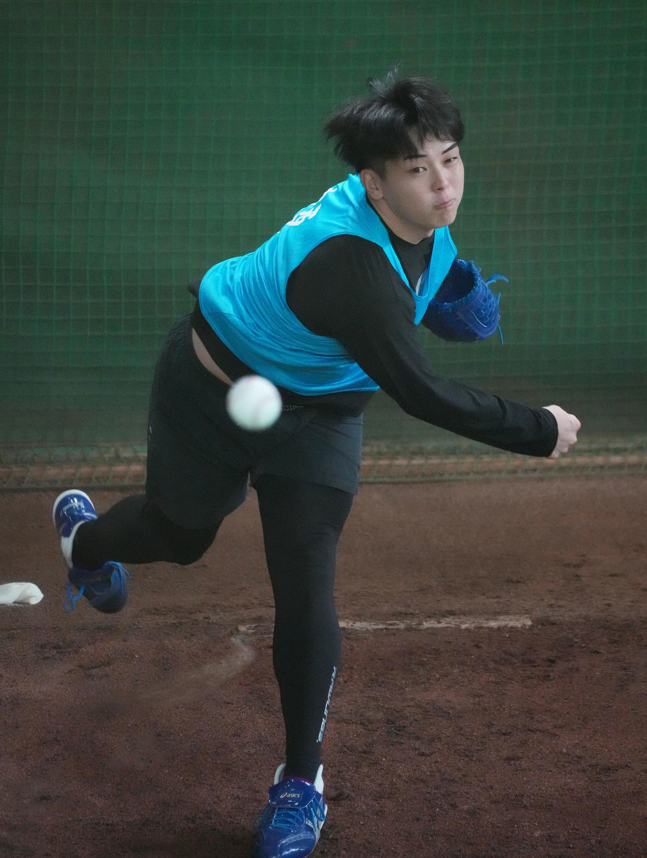 ブルペンに入り投球練習をする中日中西（撮影・森本幸一）