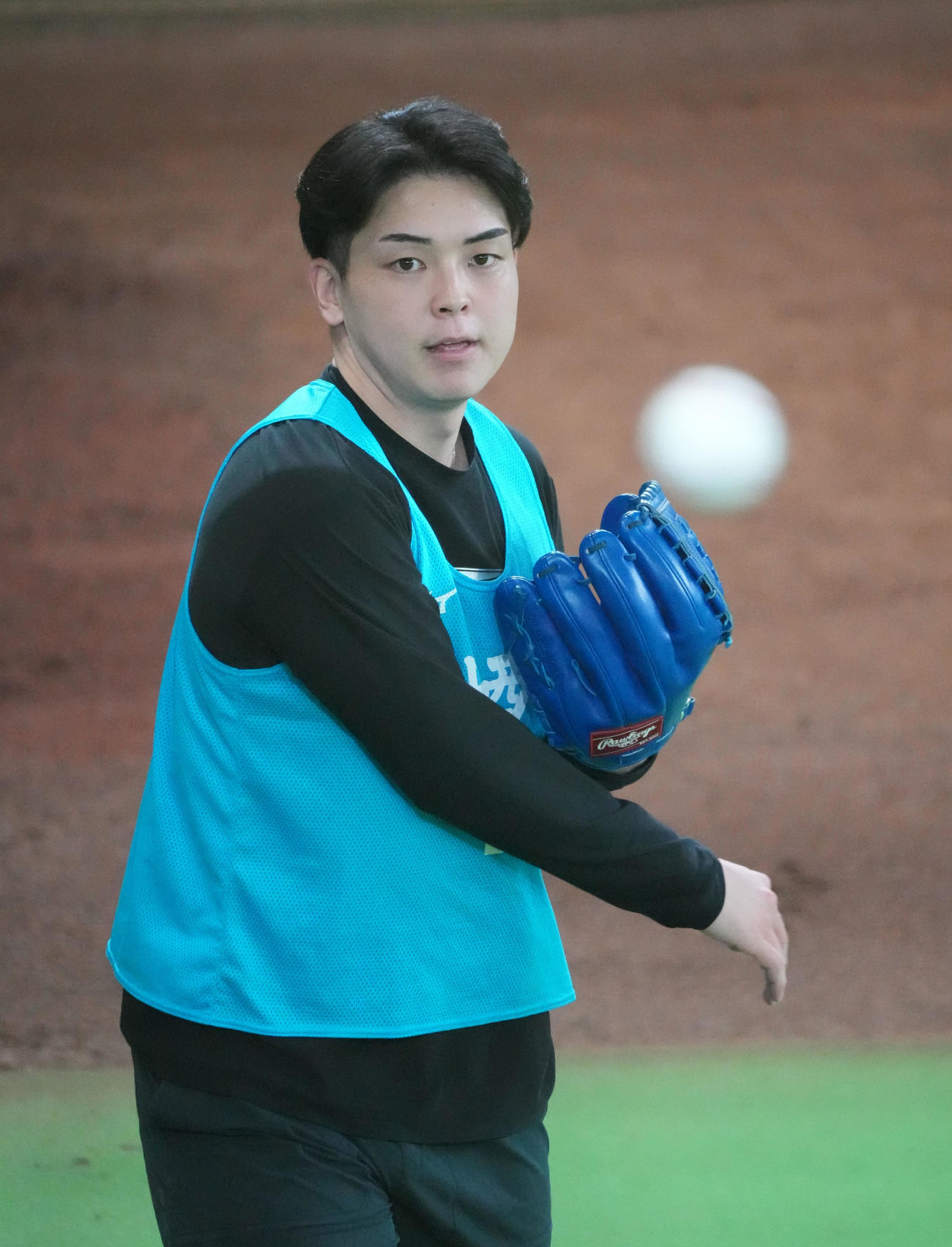 ブルペンに入り投球練習を行った中日中西（撮影・森本幸一）