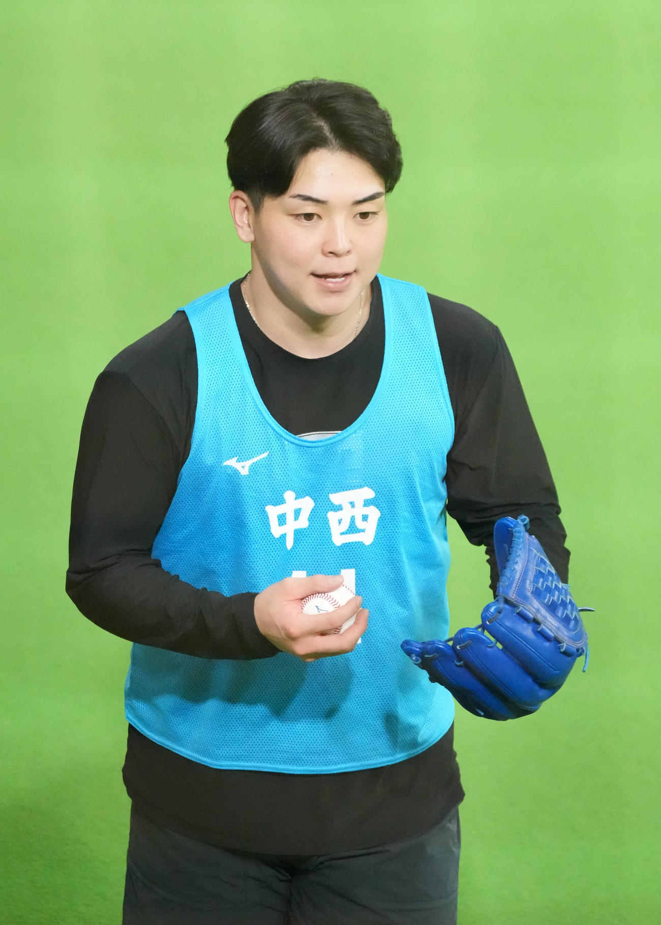 ブルペンに入り投球練習を行った中日中西（撮影・森本幸一）
