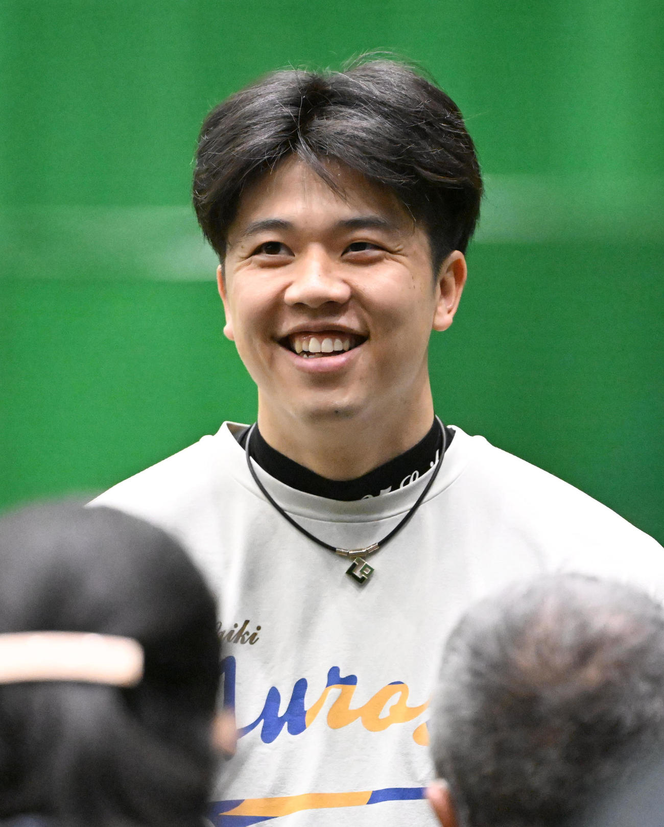 報道陣の質問に笑顔で答える阪神才木（撮影・石井愛子）
