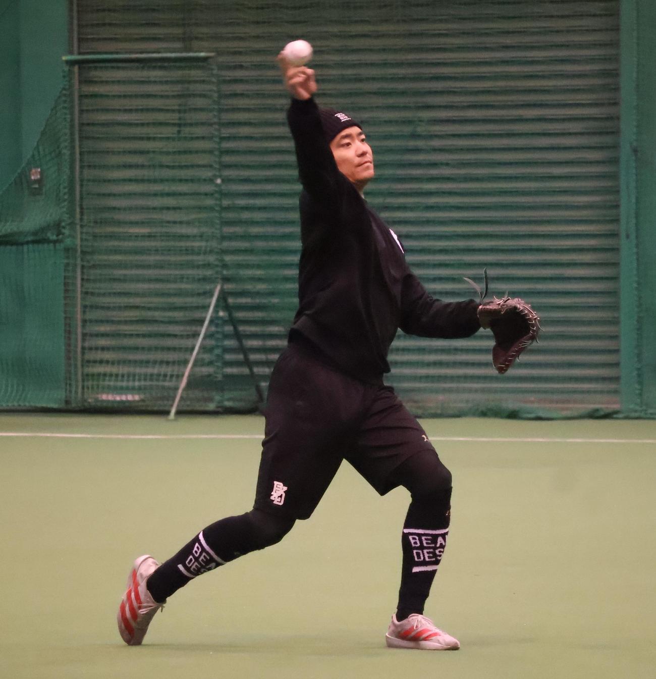 キャッチボールをするヤクルト中村悠（撮影・塚本光）