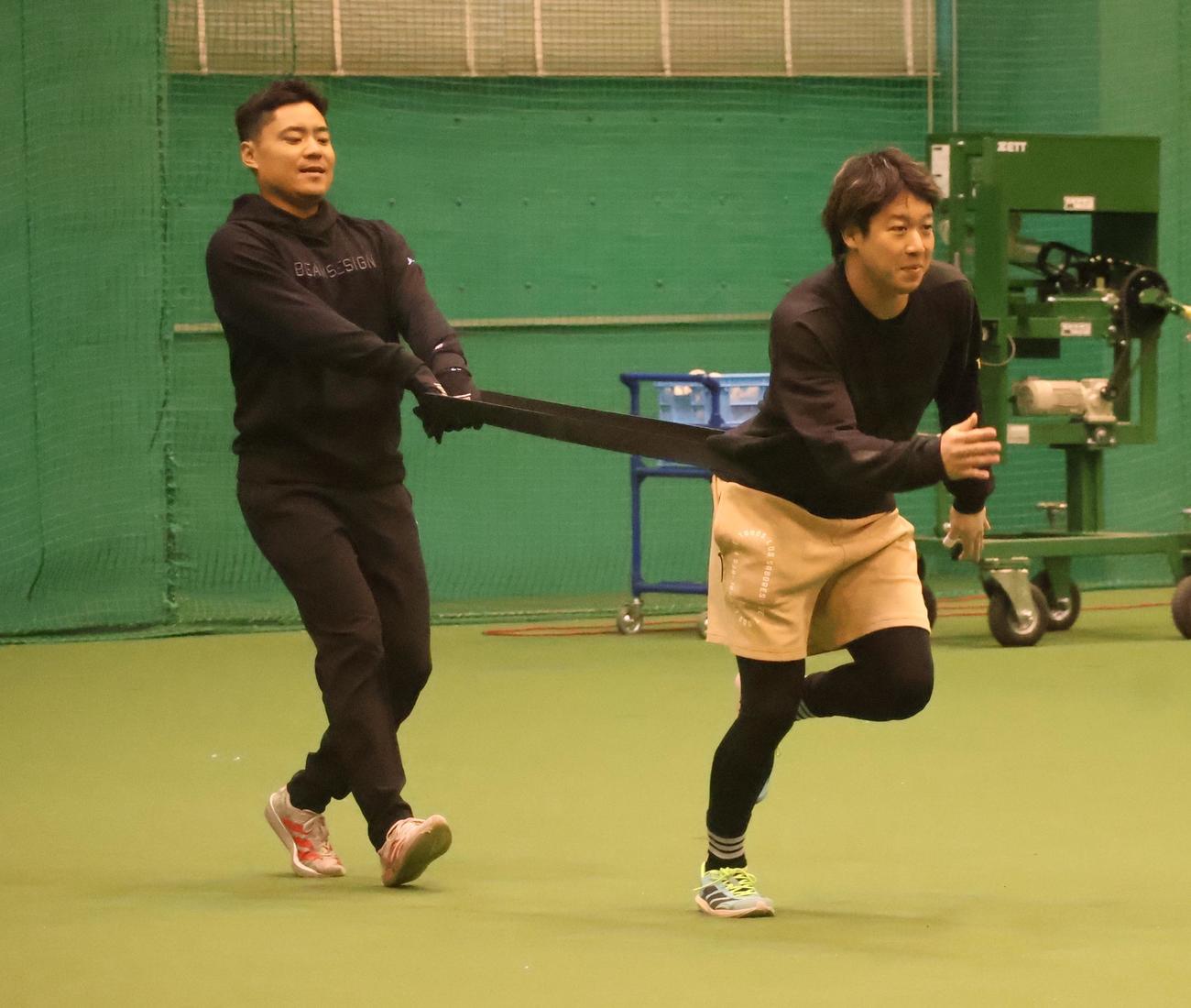 ヤクルト中村悠に引っ張られながらトレーニングをする山田（撮影・塚本光）