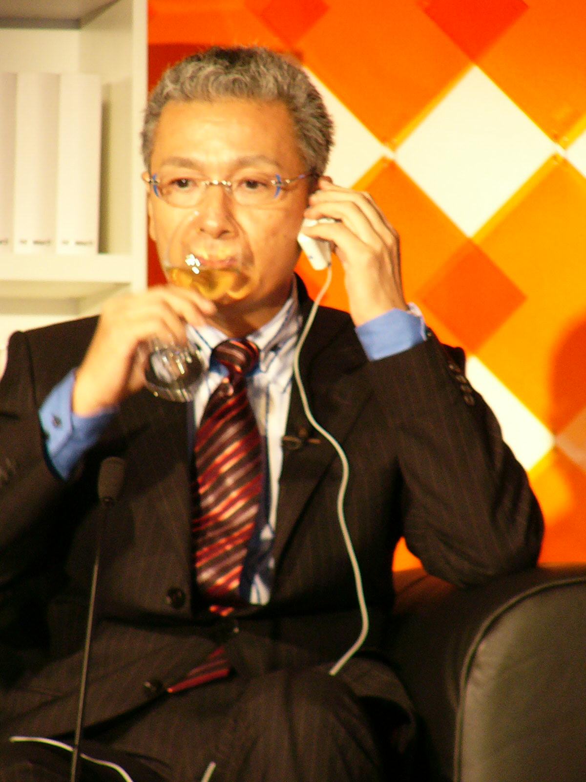 ドイツワインを試飲する久米宏さん（2004年9月撮影）