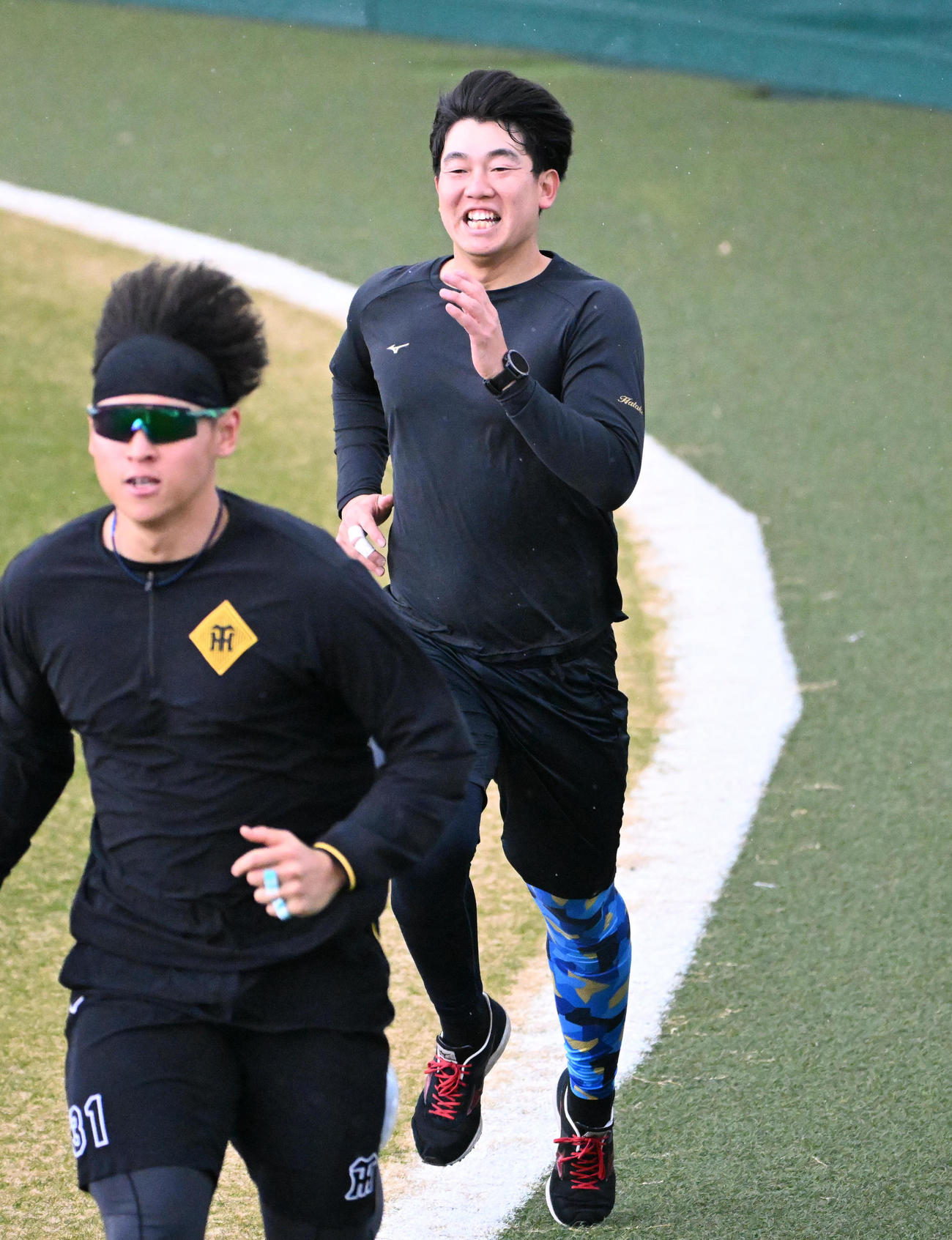 早川（左）とダッシュをする畠（撮影・石井愛子）
