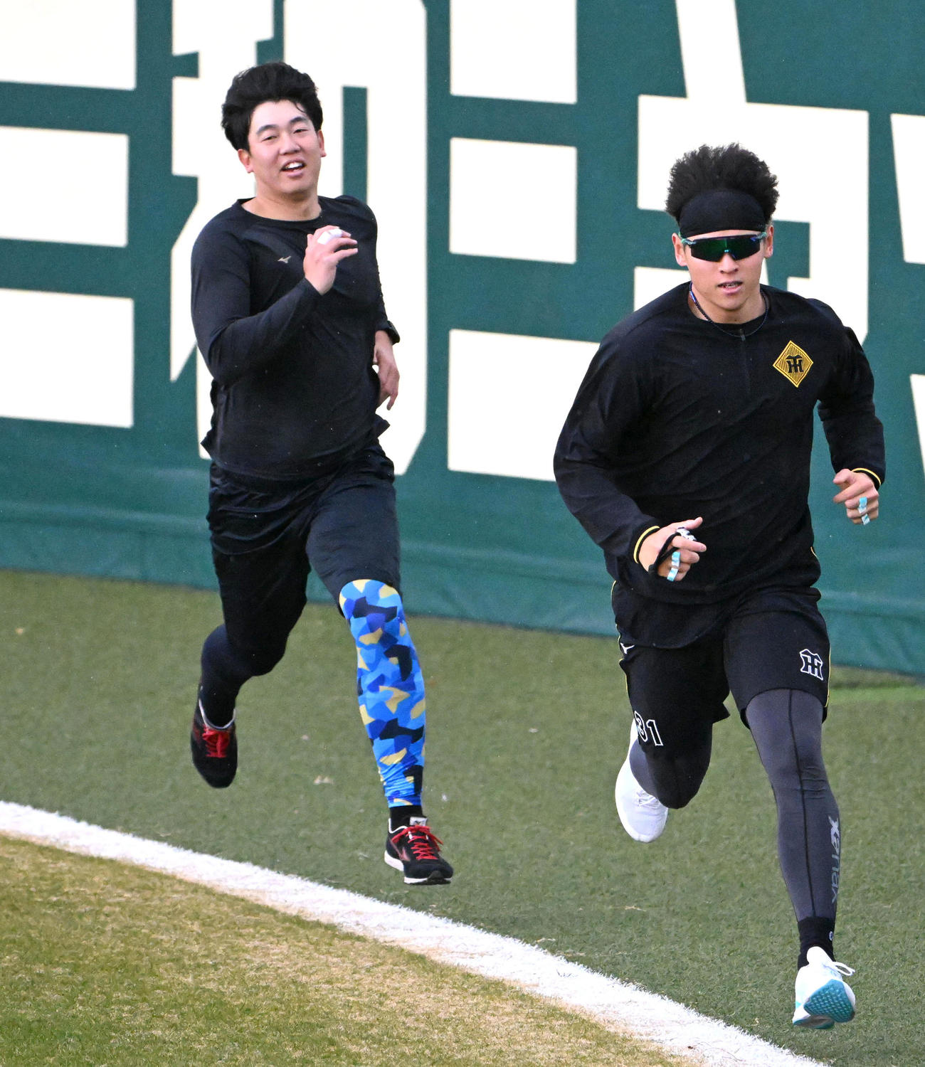 早川（右）とダッシュをする畠（撮影・石井愛子）