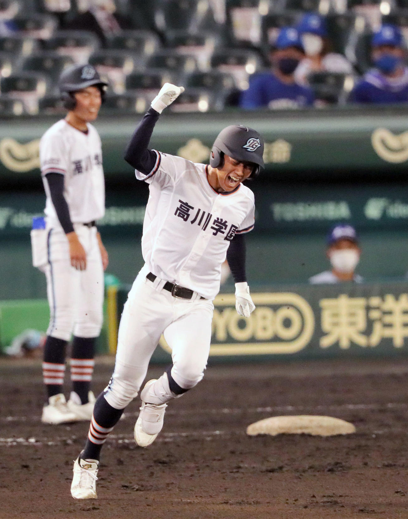21年8月15日、小松大谷対高川学園　4回裏高川学園1死二塁、立石正広は中越え2点本塁打を放ちガッツポーズでベースをまわる