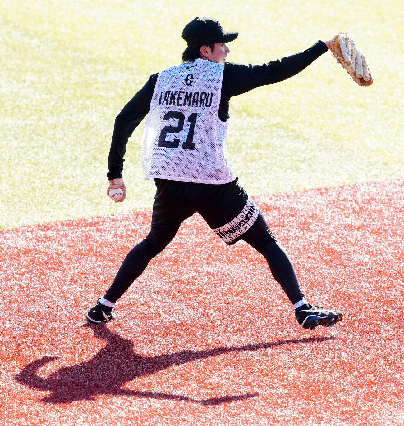 巨人新人合同自主トレでキャッチボールするドラフト1位の竹丸（撮影・江口和貴）