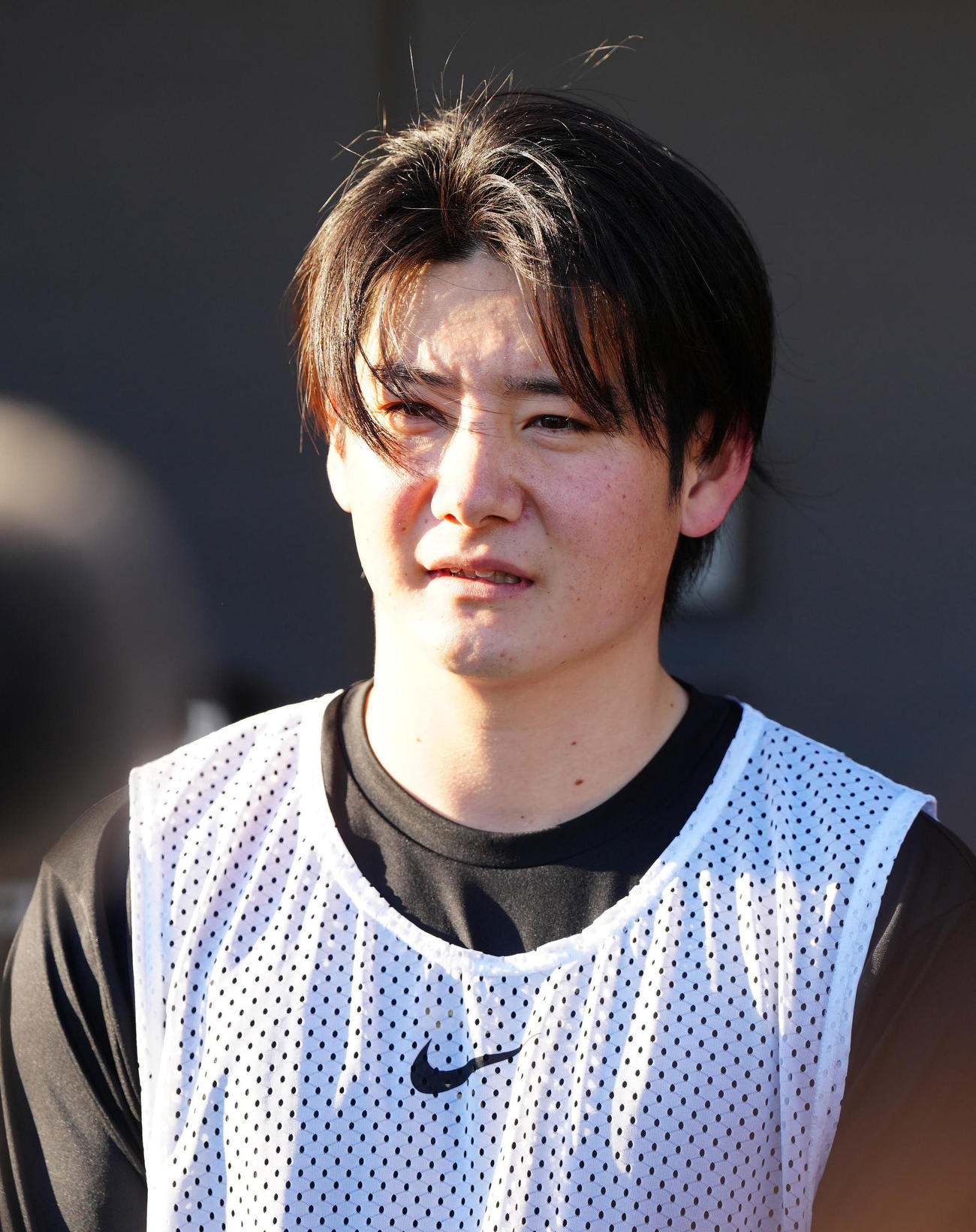 巨人新人合同自主トレ後、取材に応じるドラフト1位の竹丸（撮影・江口和貴）