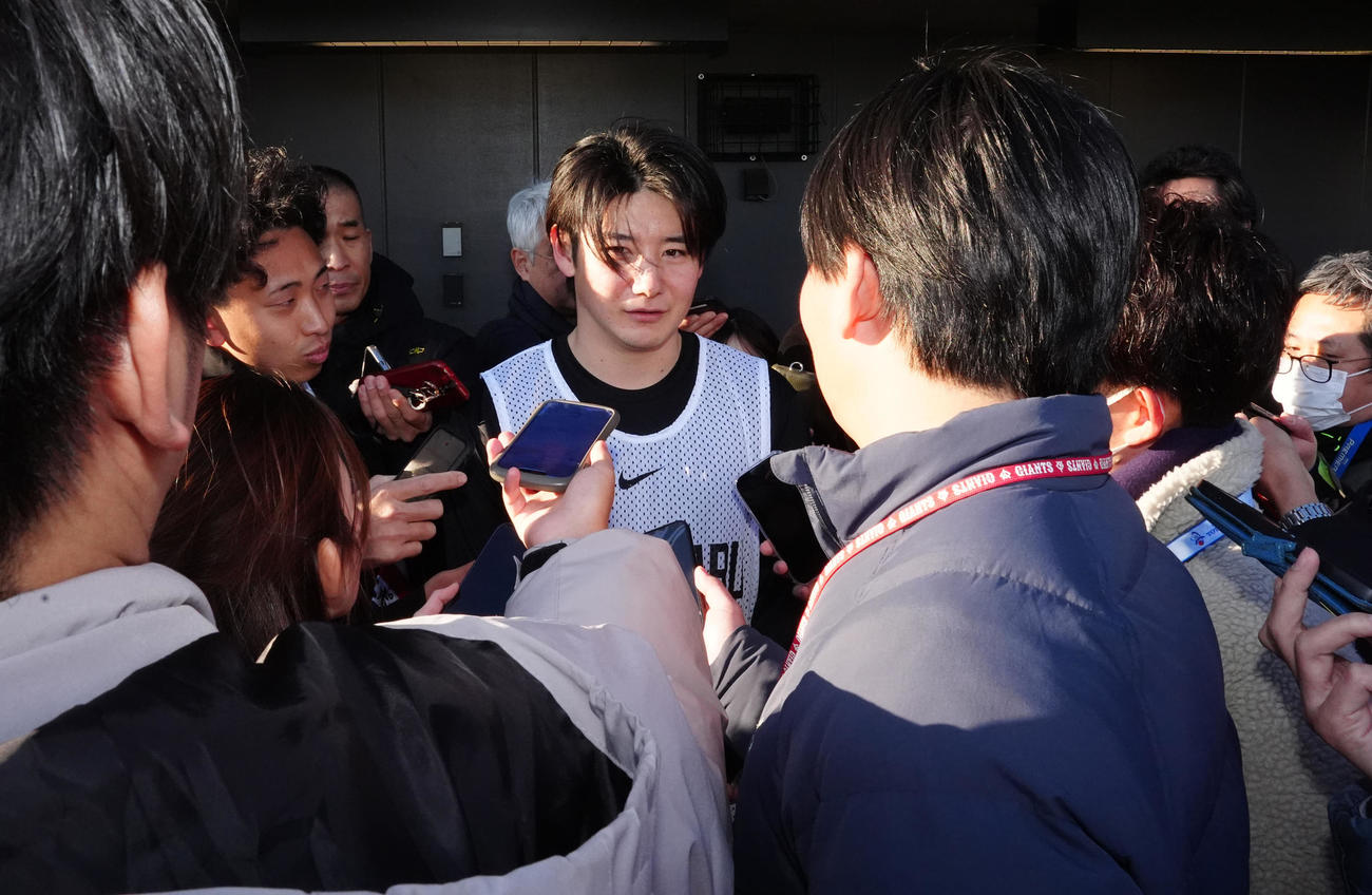 巨人新人合同自主トレ後、取材に応じるドラフト1位の竹丸（中央）（撮影・江口和貴）