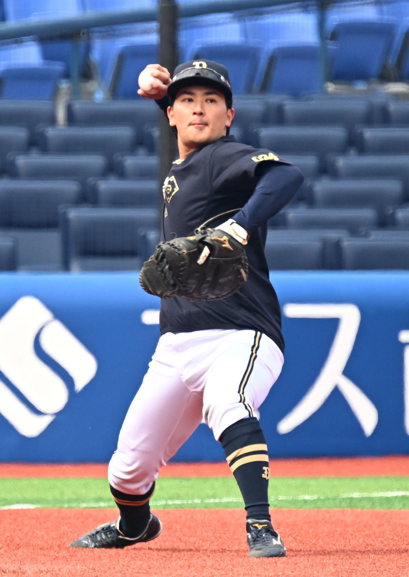 調整するオリックス村上（2025年3月撮影）