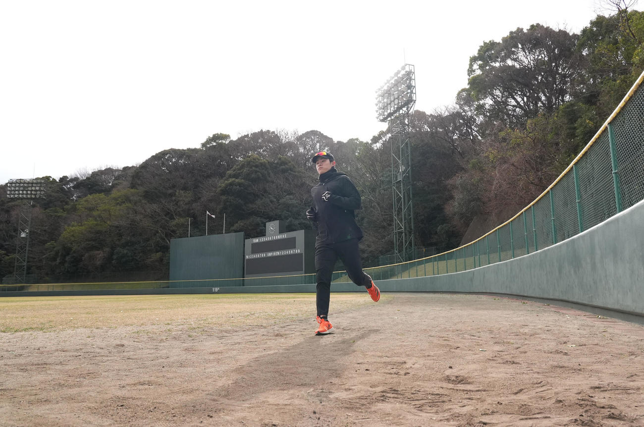 ランニングをする阪神中野（撮影・森本幸一）
