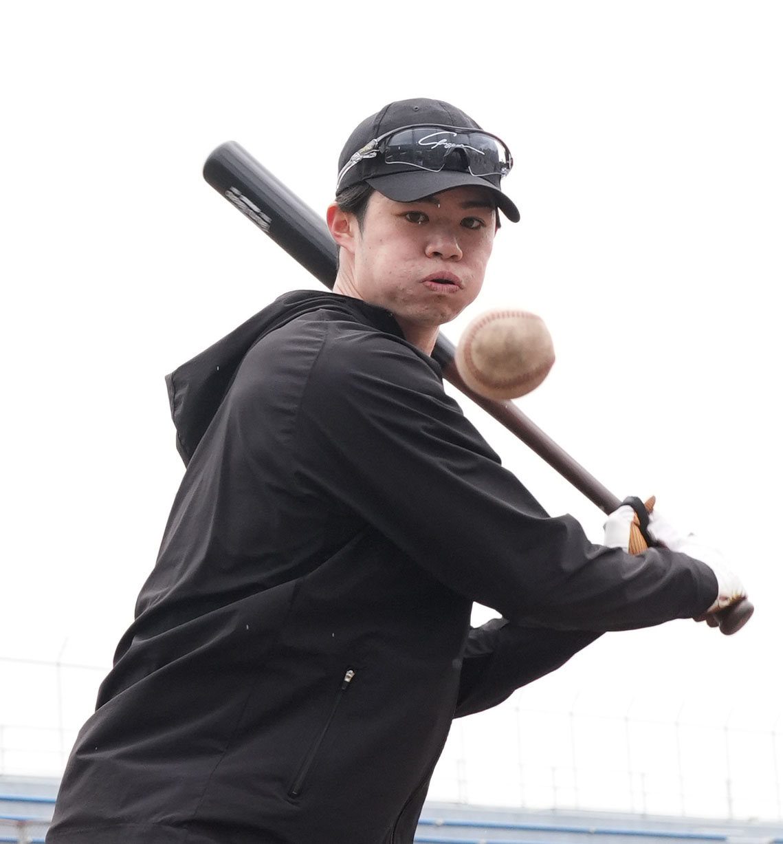 ティー打撃練習をする阪神中野（撮影・森本幸一）