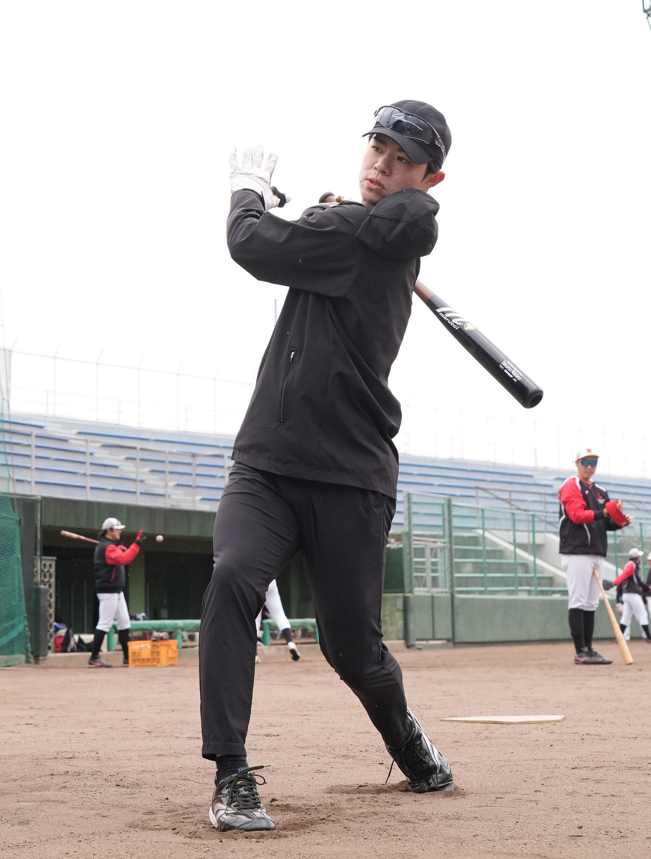ティー打撃練習をする阪神中野（撮影・森本幸一）