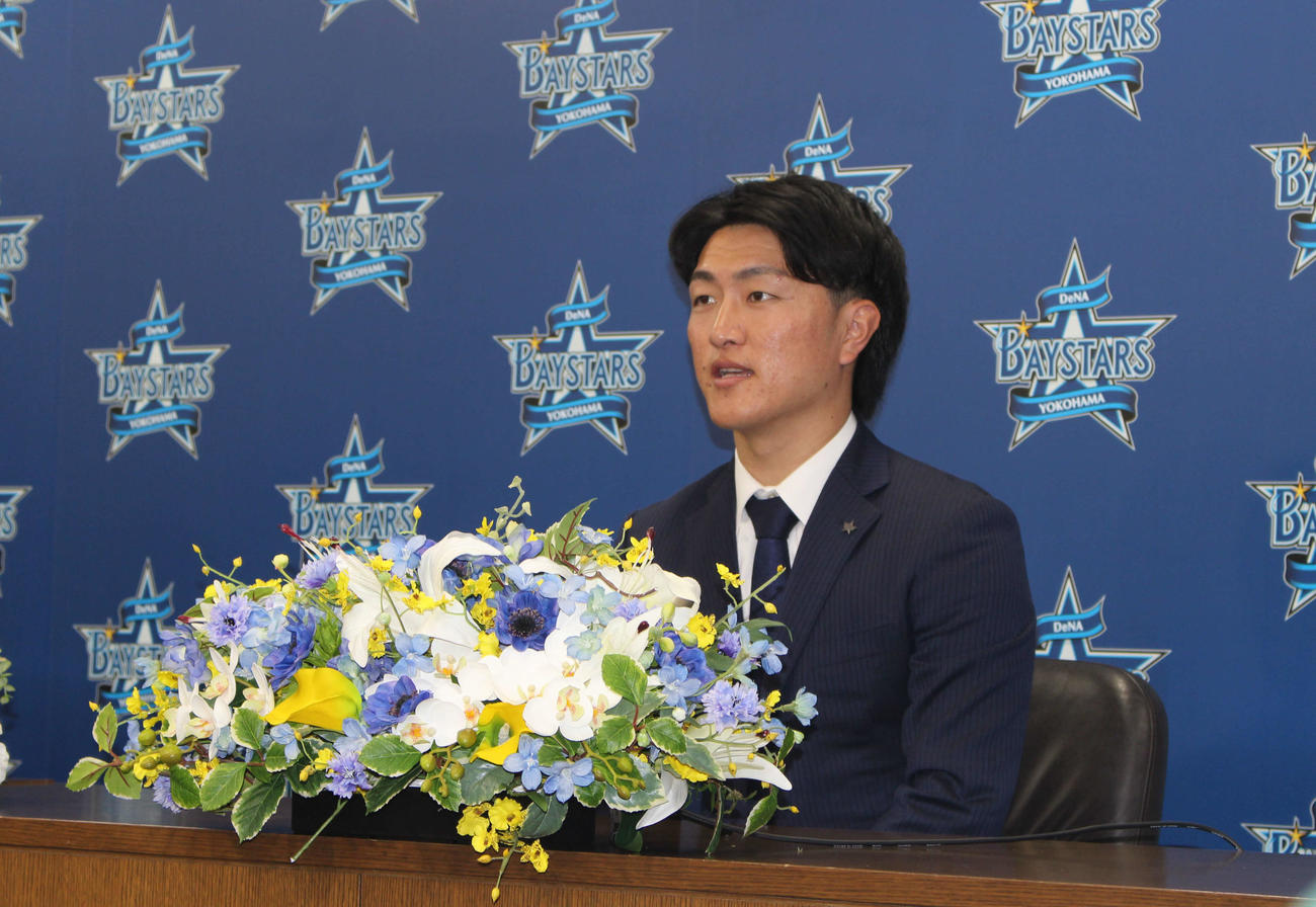 西武から人的補償でDeNAに移籍し、会見に臨んだ古市（撮影・久保賢吾）