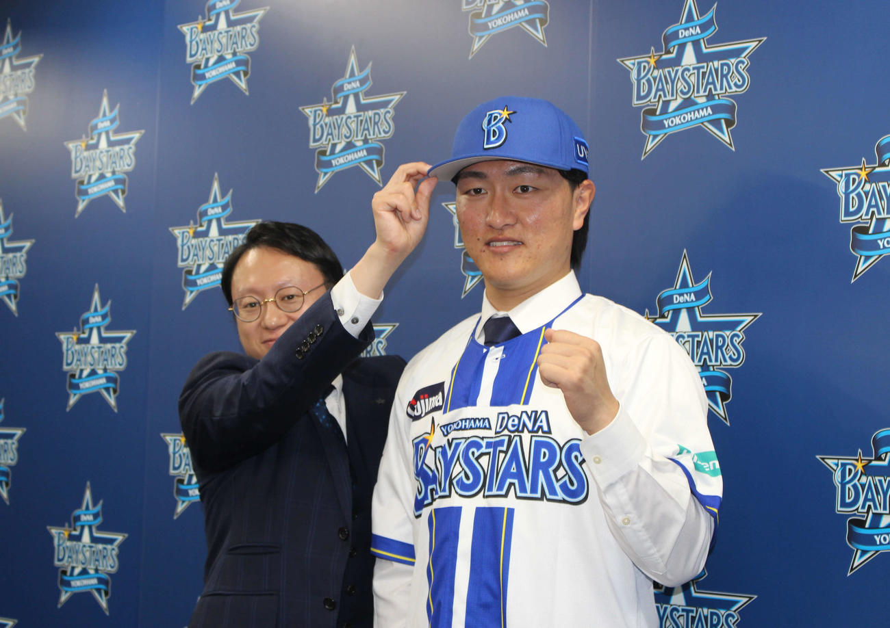 西武から人的補償でDeNAに移籍し、会見後に撮影に応じる古市（撮影・久保賢吾）