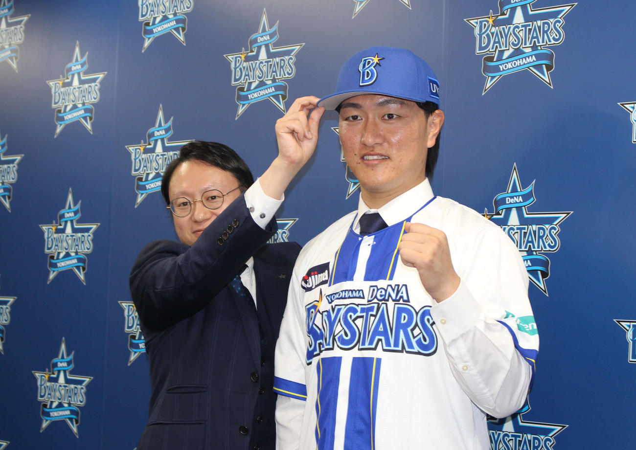 西武から人的補償でDeNAに移籍し、会見後に撮影に応じる古市（撮影・久保賢吾）