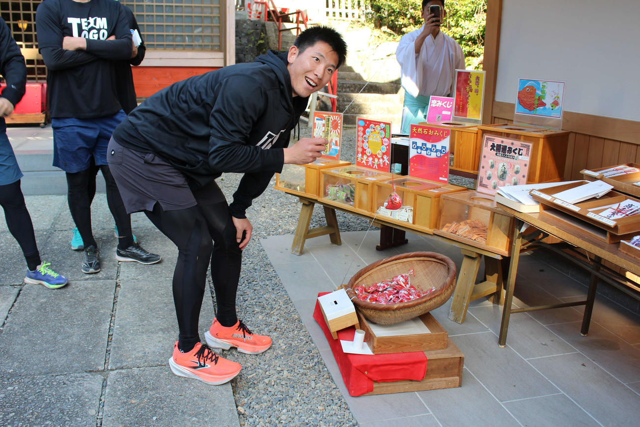 今山八幡宮で釣り式おみくじを引く戸郷