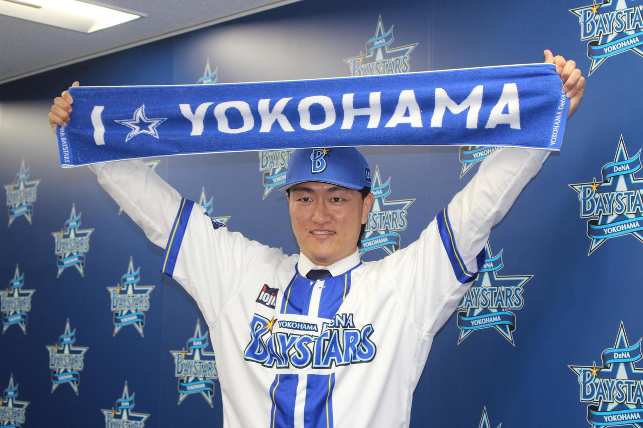 西武から人的補償でDeNAに移籍し、会見後に撮影に応じる古市（撮影・久保賢吾）