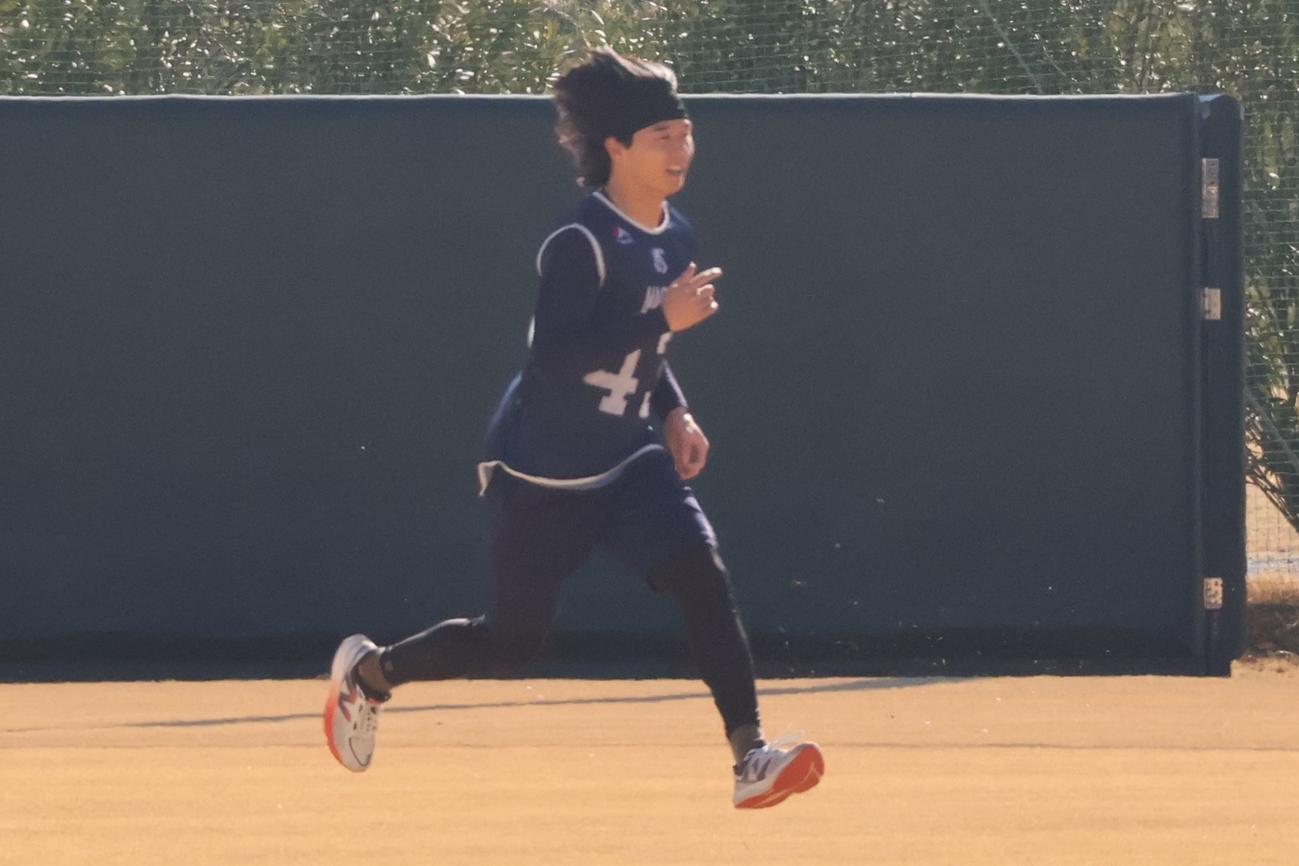 戸田での新人合同自主トレに参加するヤクルト・ドラフト4位の増居（撮影・塚本光）