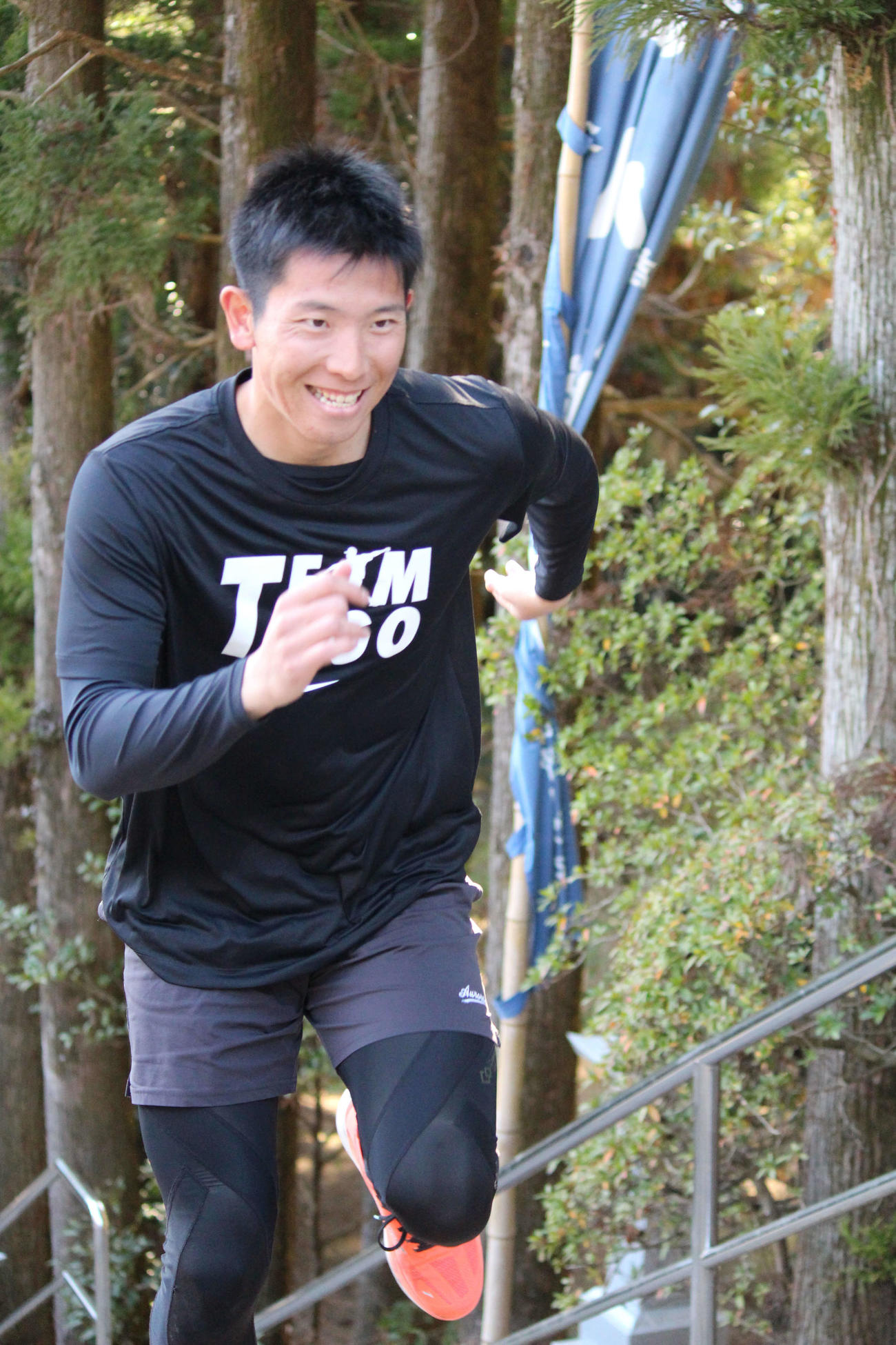今宮八幡宮の階段を駆け上がる戸郷