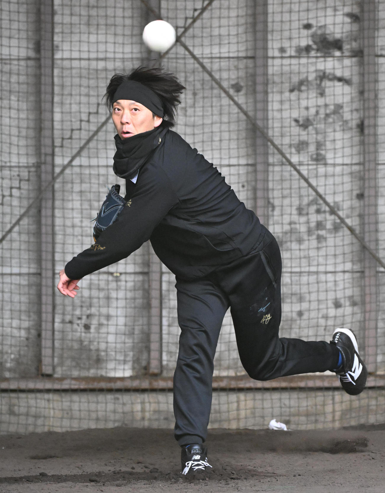 ブルペンで投球練習をする日本ハム宮西（撮影・石井愛子）