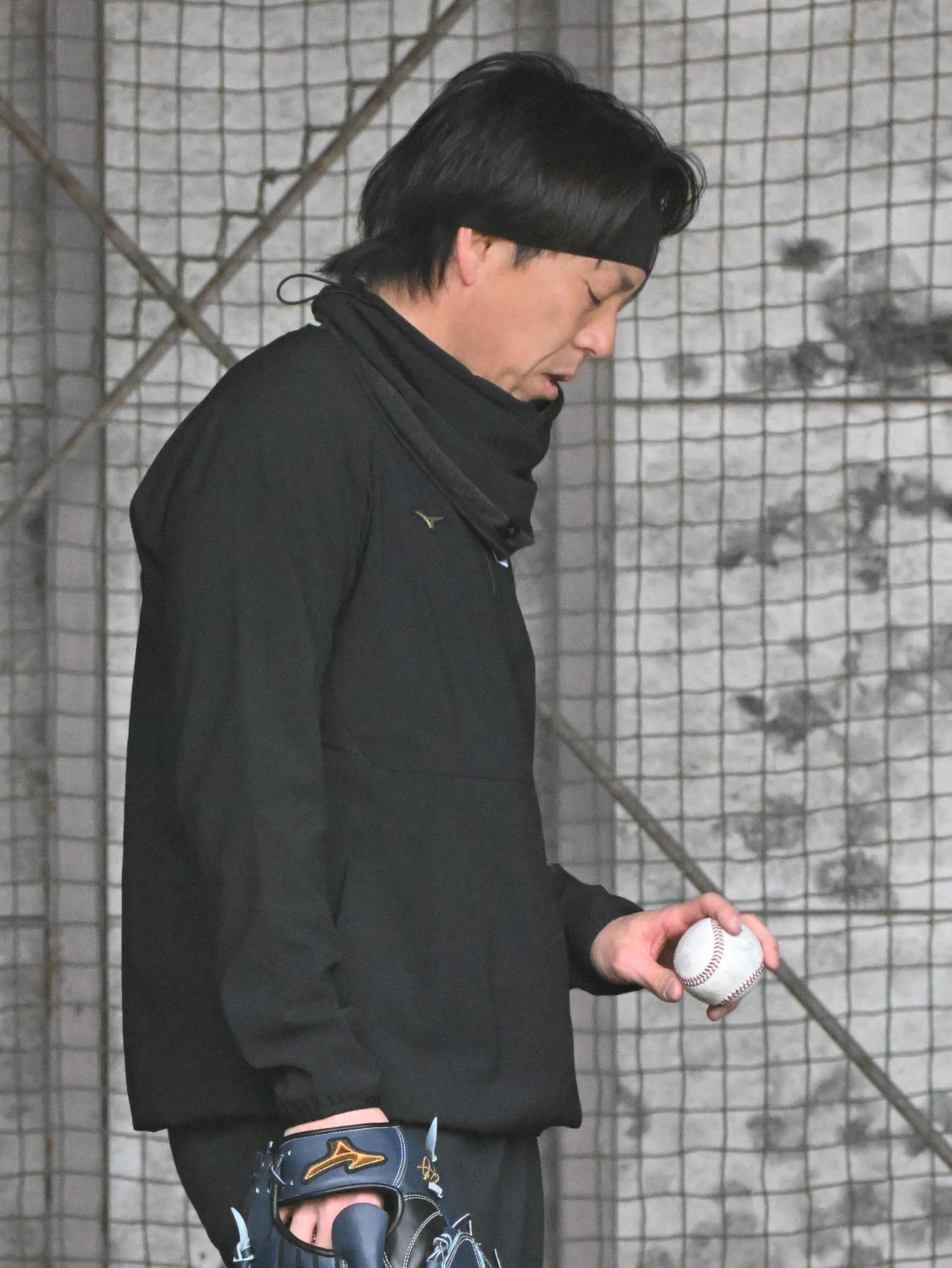 握り方を確認する日本ハム宮西（撮影・石井愛子）