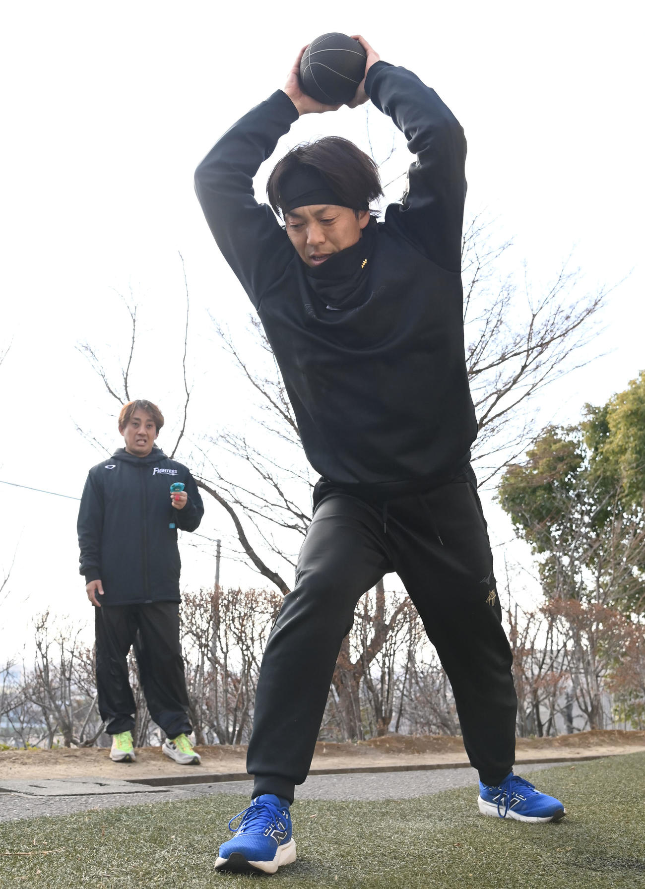 トレーニングをする日本ハム宮西（右）（撮影・石井愛子）