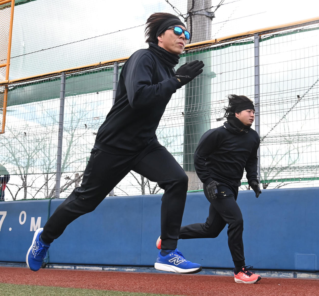 ダッシュをする日本ハム宮西（左）、日本ハム堀（撮影・石井愛子）