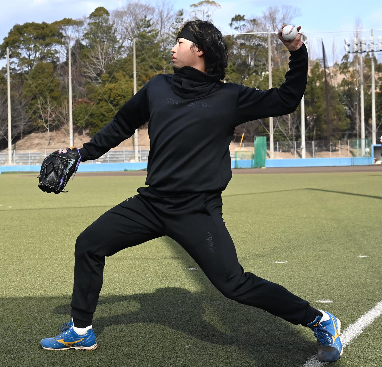 キャッチボールをする日ハム堀瑞（撮影・石井愛子）