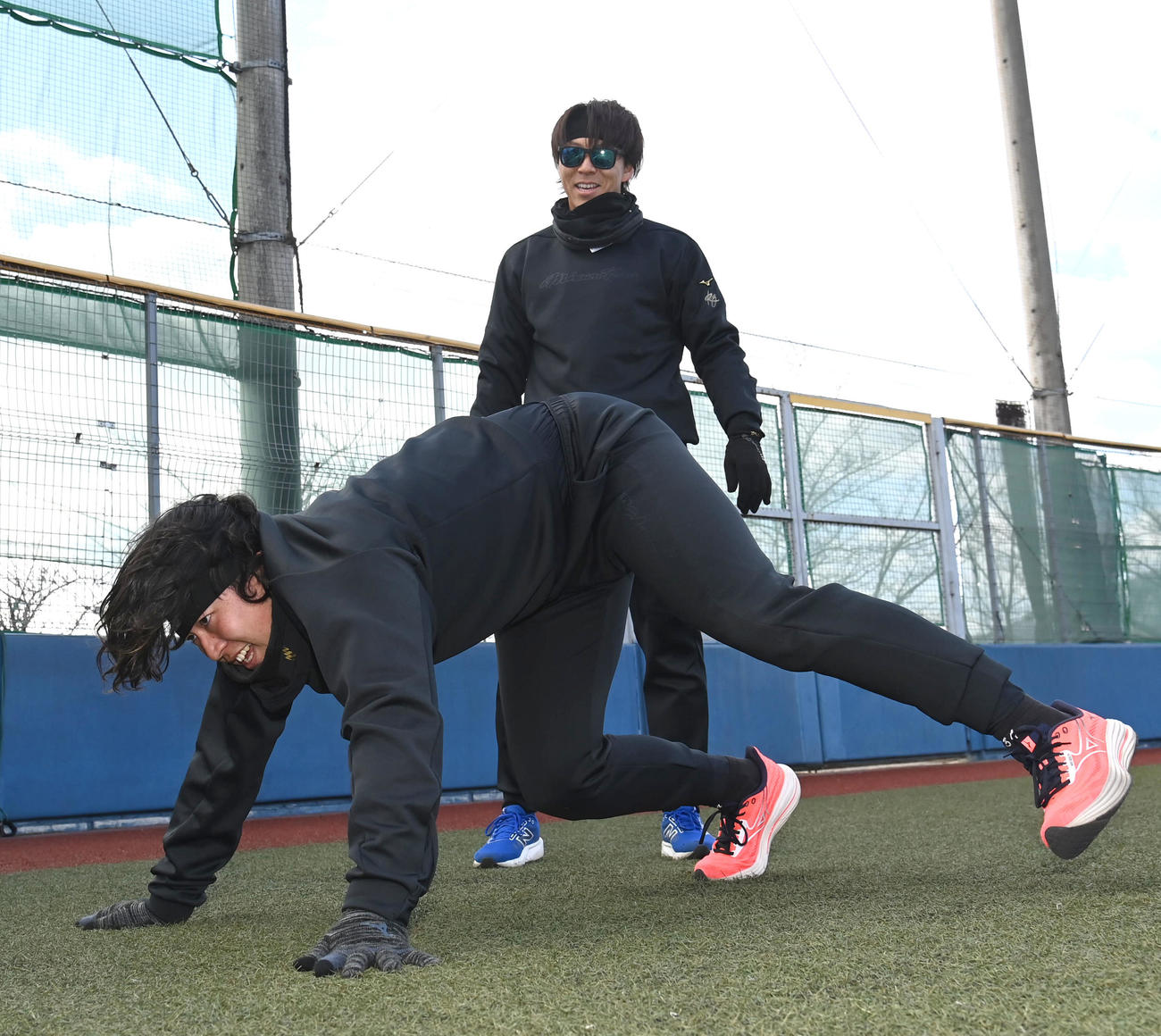 日ハム堀（左）のトレーニングを指導する日ハム宮西（撮影・石井愛子）