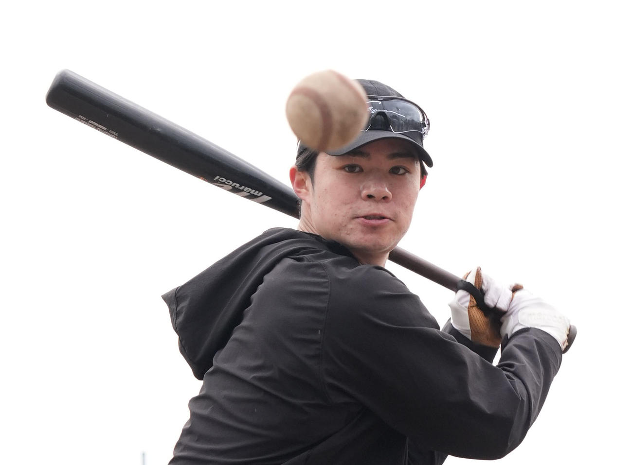 ティー打撃練習をする阪神中野（撮影・森本幸一）