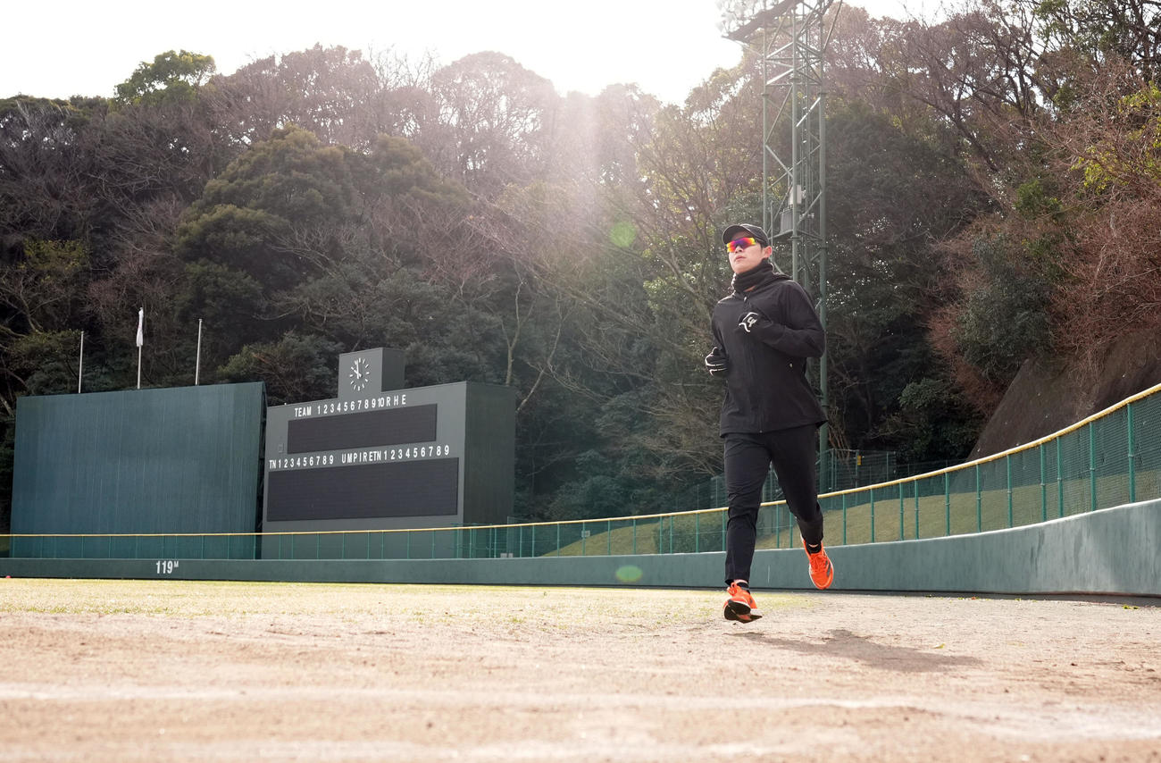 ランニングをする阪神中野（撮影・森本幸一）