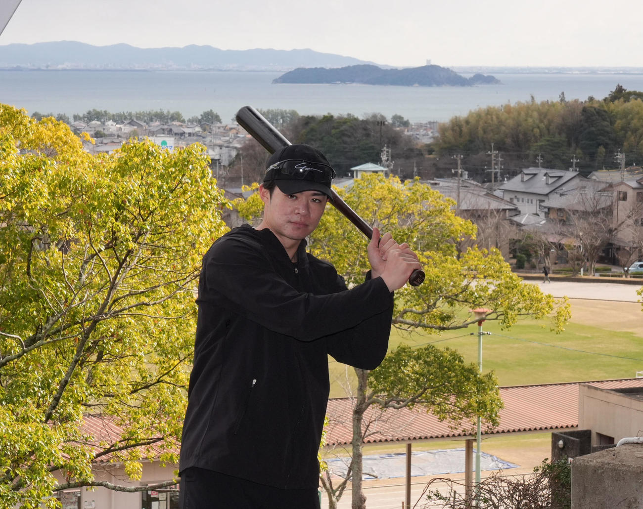 三河湾を背に素振りをする阪神中野（撮影・森本幸一）